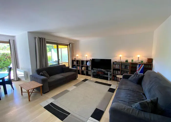 Apartament Le Chateau De La Pinede - Debut Cap D'antibes - Garden Flat, Swimming Pool, Tennis Juan-les-Pins